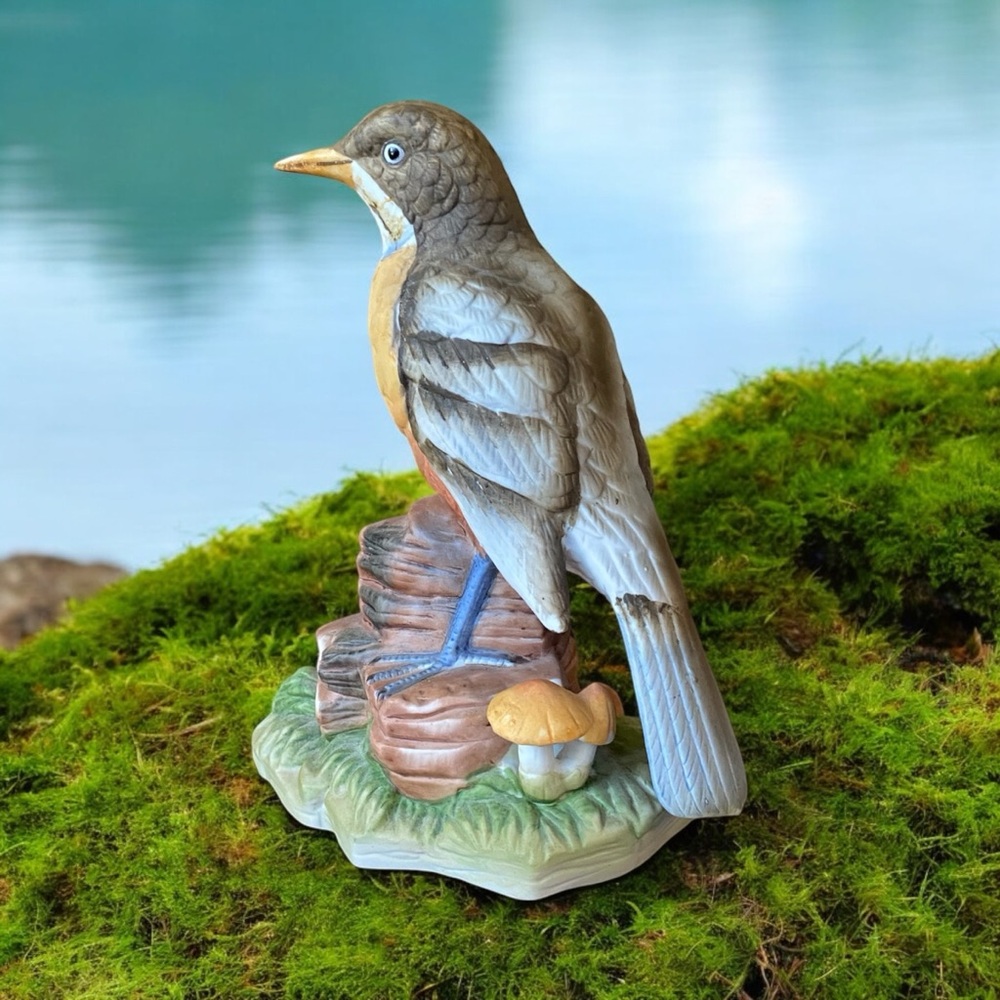 VTG Porcelain Robin Bird Figurine Hand Painted Made In Taiwan R.O.C. Mushroom
